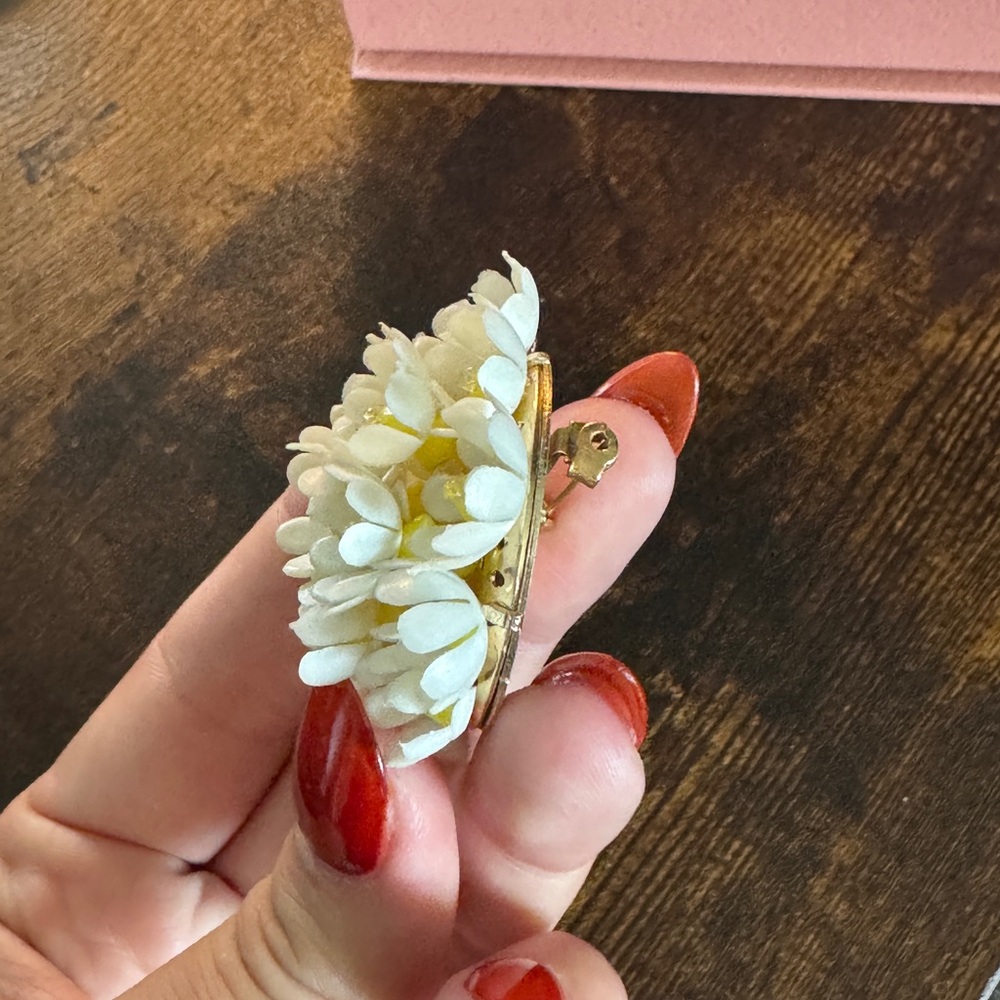 White and Yellow Floral Brooch - Picture 3 of 3